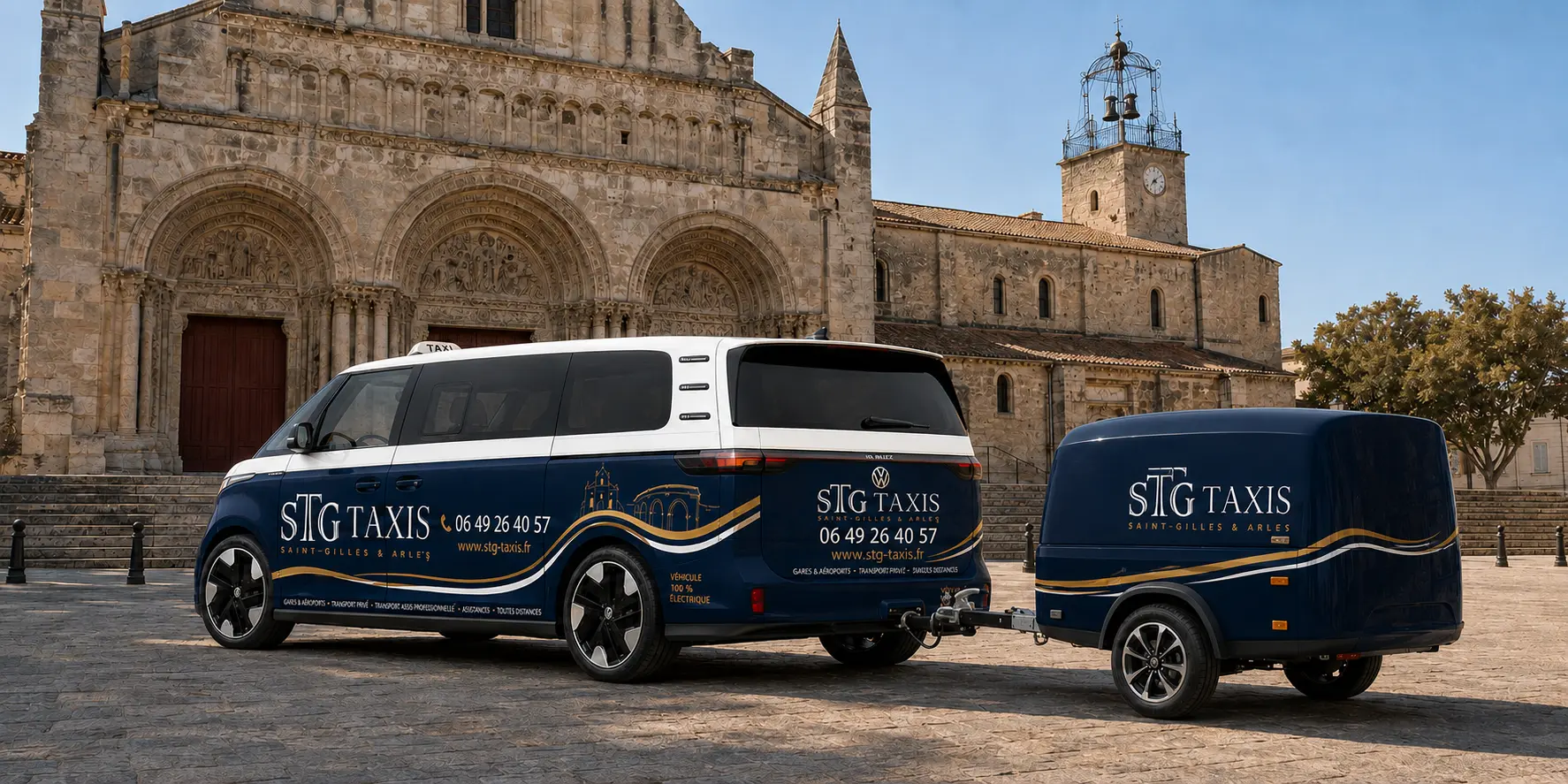 Volkswagen ID. Buzz STG Taxis avec sa remorque à bagages devant l’abbatiale de Saint-Gilles